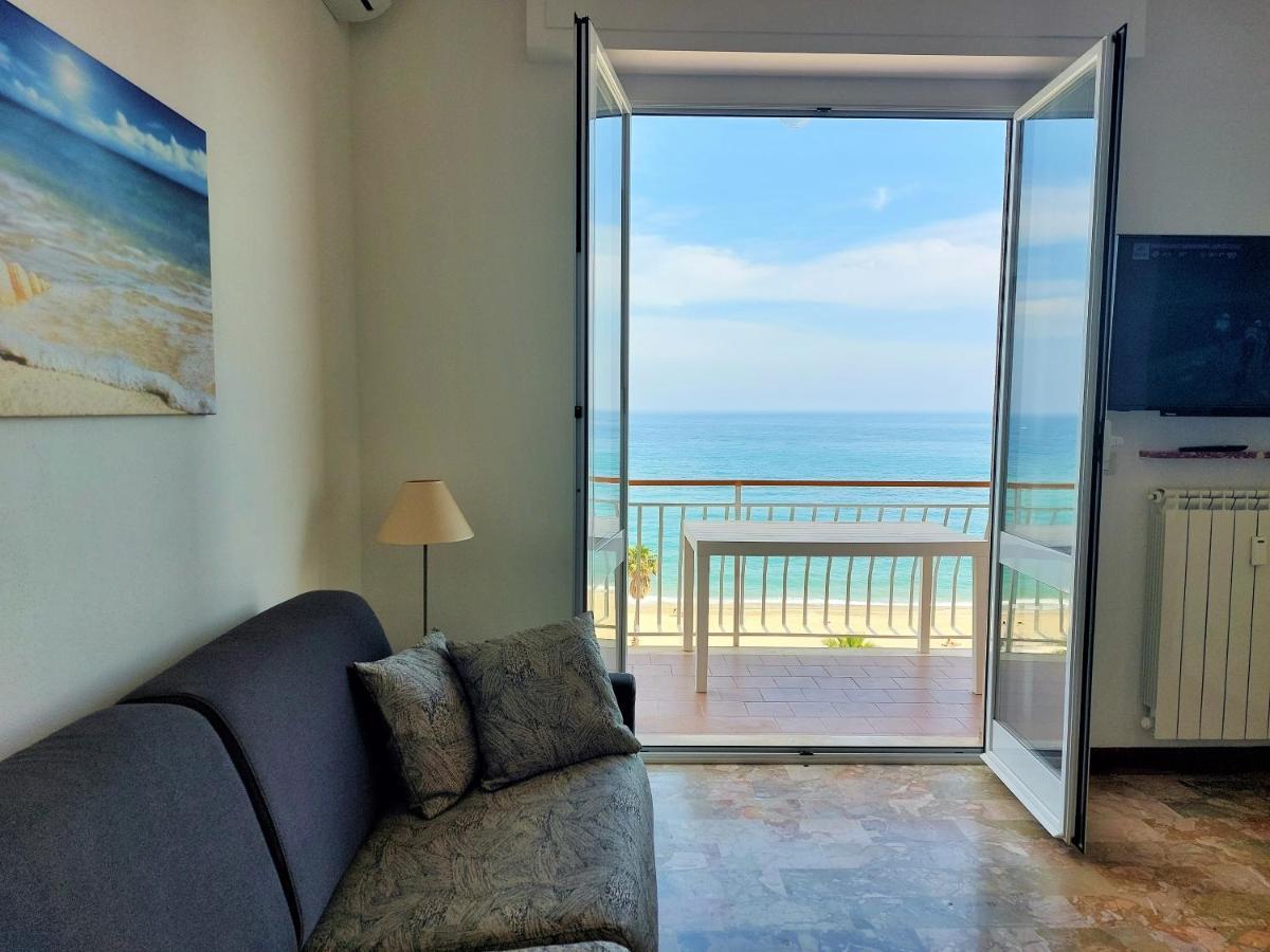 Maremare, Really On The Beach, With Private Parking Savona Dış mekan fotoğraf