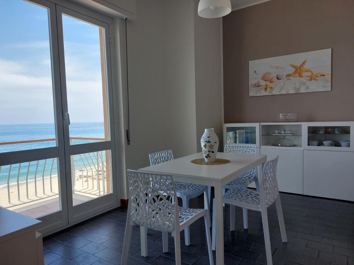 Maremare, Really On The Beach, With Private Parking Savona Dış mekan fotoğraf